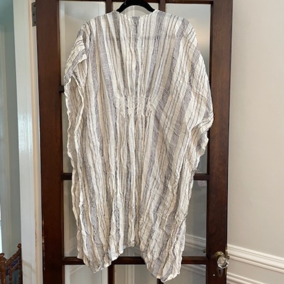 Vince Camuto Shawl, One Size Fits All. - Picture 1 of 7